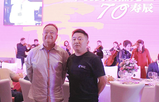 四川禾嘉集團(tuán)公司董事局主席夏朝嘉(左)與飛球集團(tuán)公司總經(jīng)理樊平(右)合影